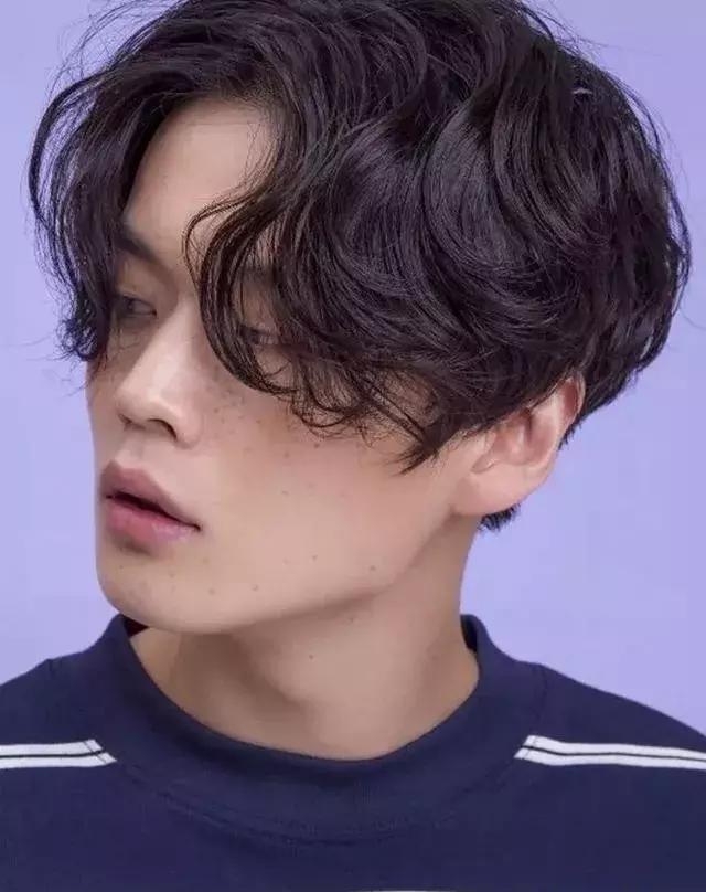 男生发际线高，头发稀少，剪这些发型就对了！