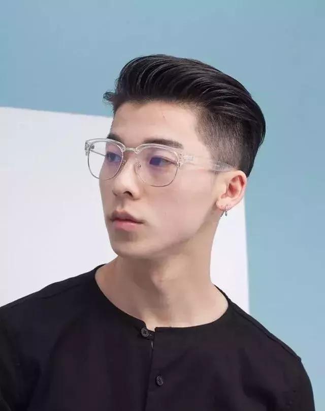 男生发际线高，头发稀少，剪这些发型就对了！