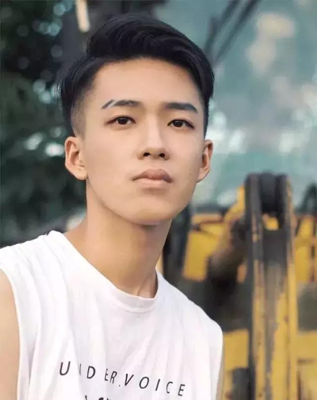 男生发际线高，头发稀少，剪这些发型就对了！