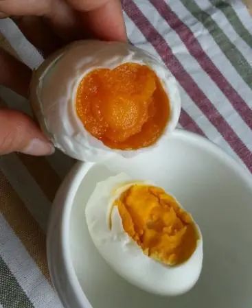 咸鸭蛋的腌制方法家常红土_咸鸭蛋红泥的腌制方法_红土咸鸭蛋的腌制方法