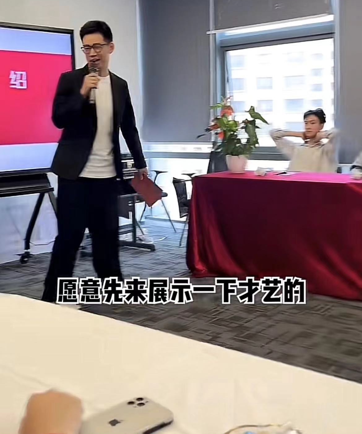 相亲穿短裤_女孩子相亲穿短裤好不好_32岁女子为相亲寒冬穿短裙