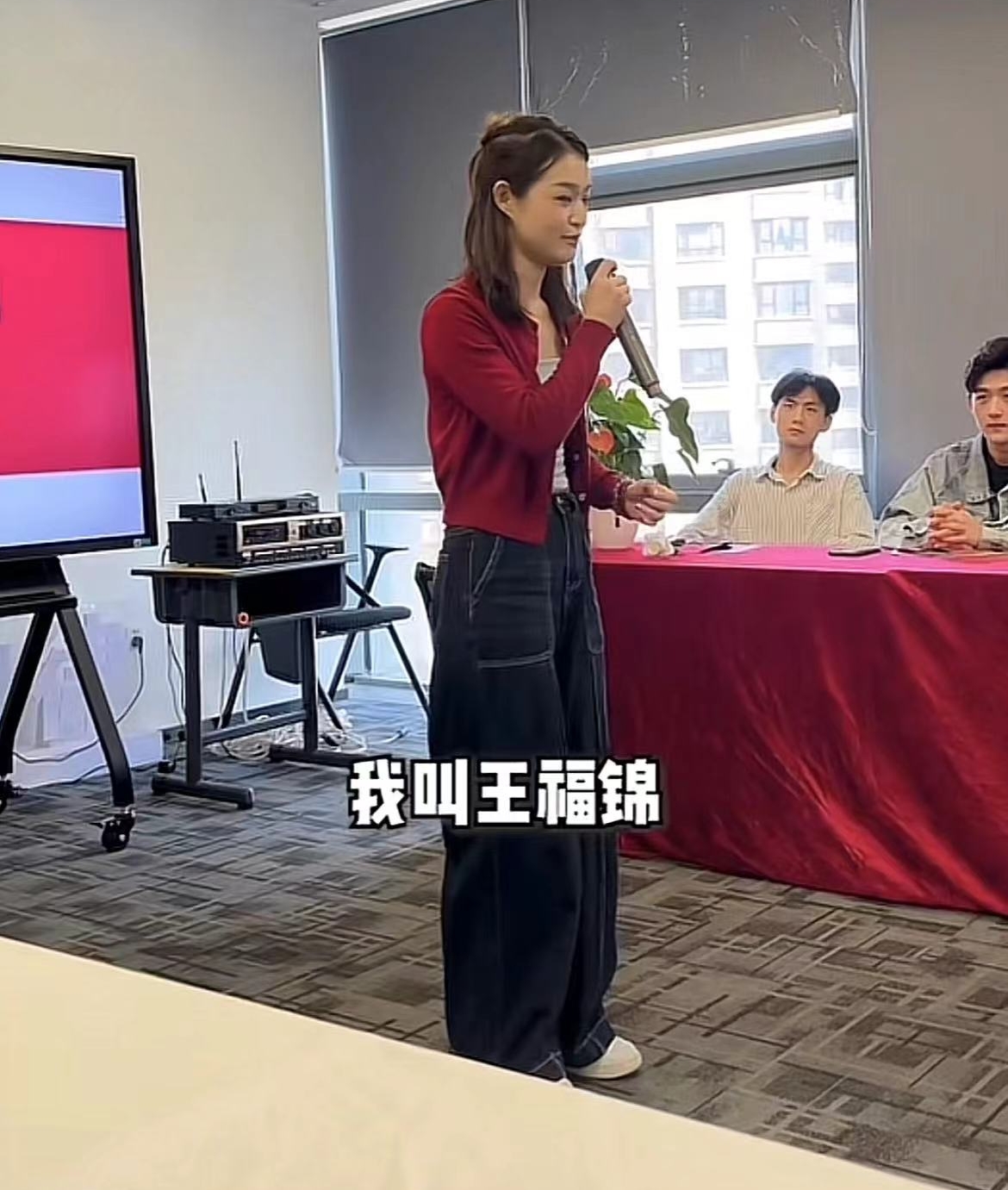 相亲穿短裤_女孩子相亲穿短裤好不好_32岁女子为相亲寒冬穿短裙