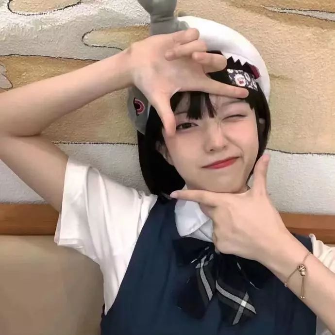头像绿色系列女小清新_穿绿色衣服的女生头像_头像绿衣服卡通