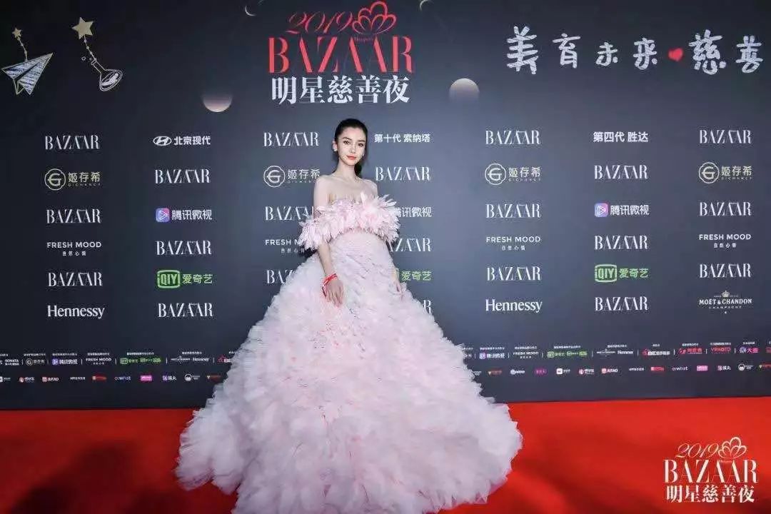 张韶涵的照片看一下_张韶涵时尚图片芭莎高清_时尚芭莎张韶涵图片