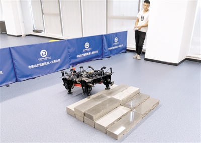 爬楼梯的小车_可爬楼梯小车可以怎么样设计_能爬楼梯的小车