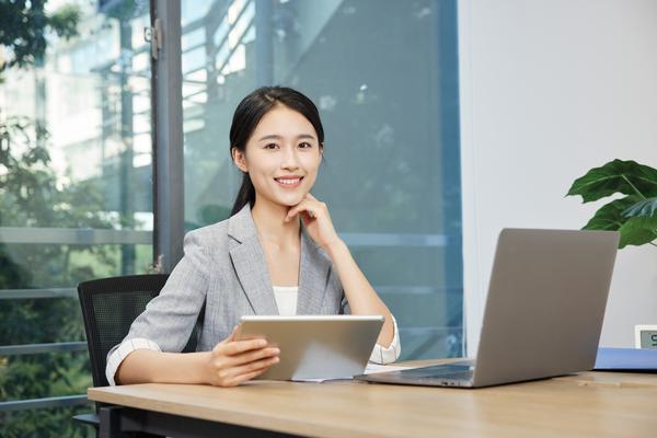 打造时尚假发：女性朋友必备的美妆小技巧图1