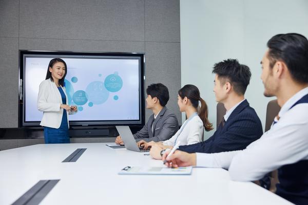 打造时尚假发：女性朋友必备的美妆小技巧 图2