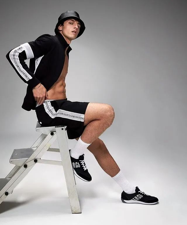 时尚杂志男服装搭配_时尚杂志男_男时尚杂志