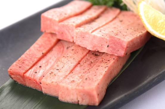 牛肉上有黑色的毛_黑毛和牛烧肉_牛肉炖熟里边黑色
