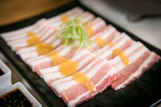 牛肉炖熟里边黑色_牛肉上有黑色的毛_黑毛和牛烧肉