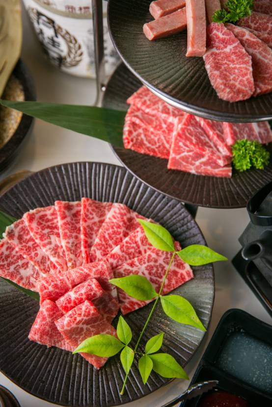 牛肉炖熟里边黑色_黑毛和牛烧肉_牛肉上有黑色的毛