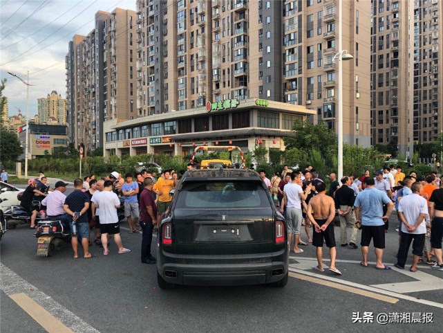 男子撞上面包车_面包车撞豪车保险怎么赔_面包车与豪车相撞