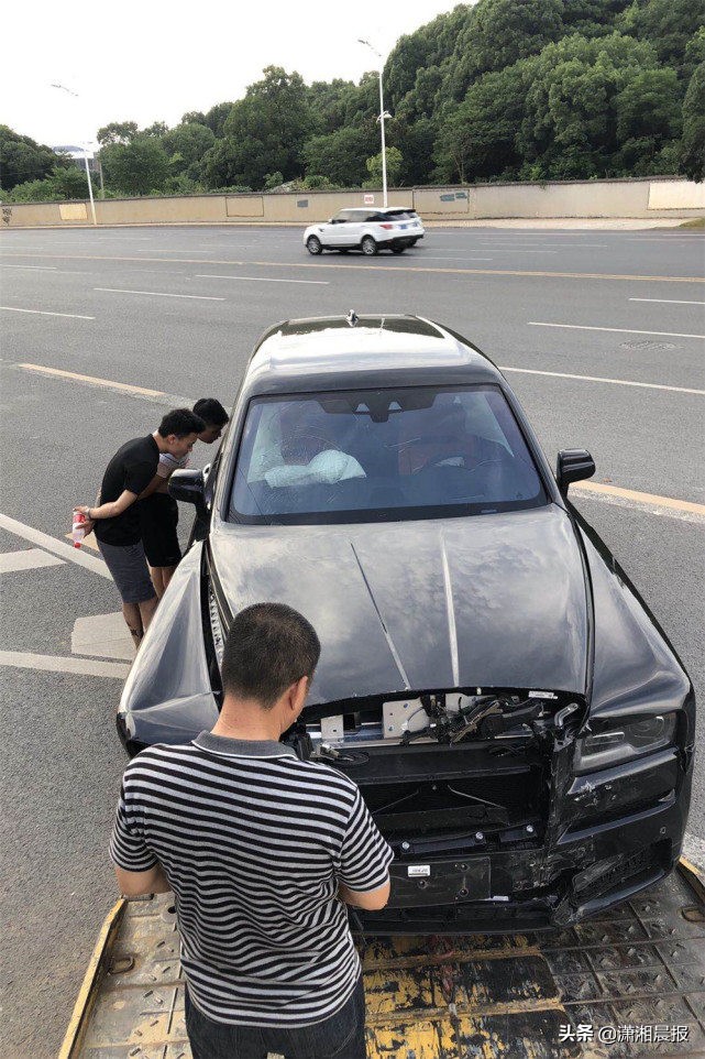 面包车与豪车相撞_男子撞上面包车_面包车撞豪车保险怎么赔