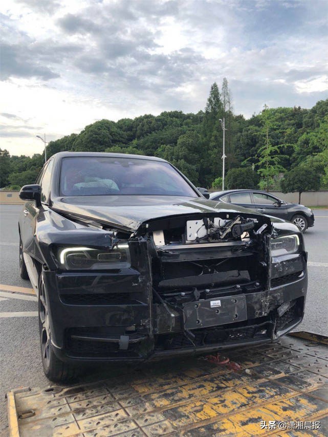 面包车与豪车相撞_面包车撞豪车保险怎么赔_男子撞上面包车