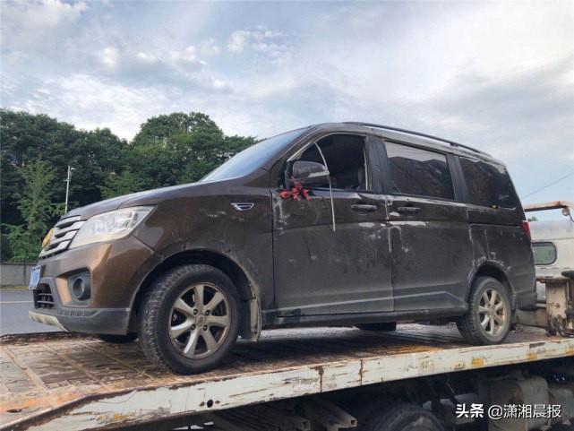 男子撞上面包车_面包车撞豪车保险怎么赔_面包车与豪车相撞