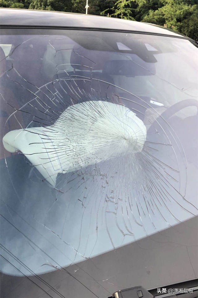 面包车与豪车相撞_男子撞上面包车_面包车撞豪车保险怎么赔