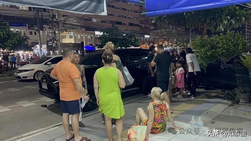 面包车与豪车相撞_面包车撞豪车的高清图片_面包车撞豪车保险怎么赔