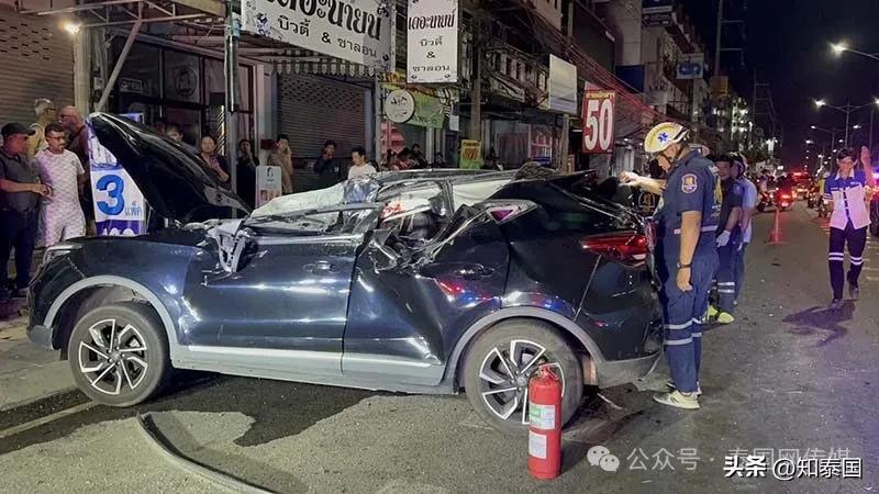 面包车撞豪车保险怎么赔_面包车撞豪车的高清图片_面包车与豪车相撞