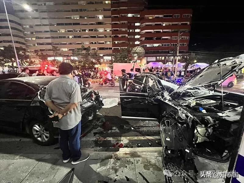 面包车撞豪车保险怎么赔_面包车与豪车相撞_面包车撞豪车的高清图片
