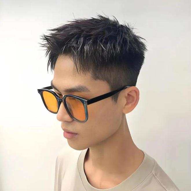 男士露额头短发_男生露额发型易打理_男士露额发型