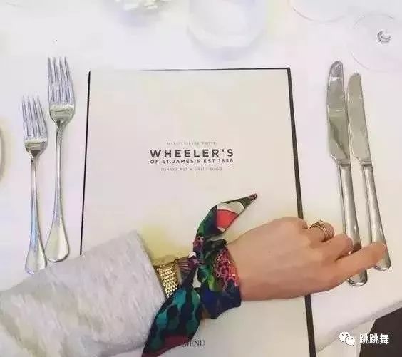 丝巾搭配的图片_丝巾搭配小妙招_丝巾时髦搭配