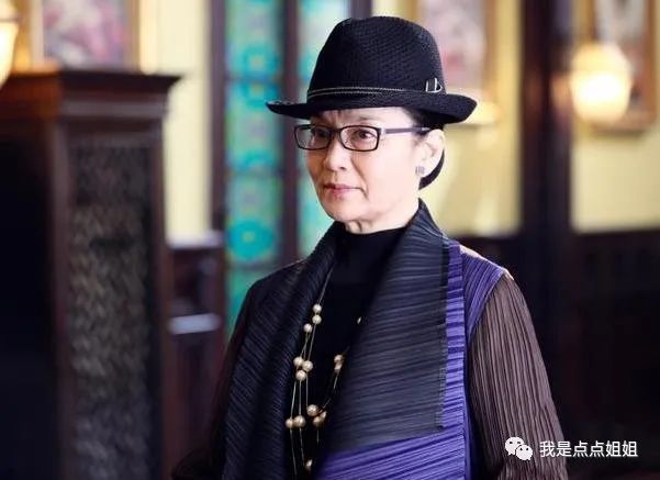 丝巾时髦搭配_丝巾配什么衣服_怎样搭配丝巾好看