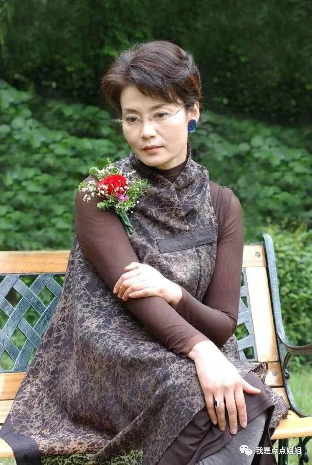 怎样搭配丝巾好看_丝巾时髦搭配_丝巾配什么衣服