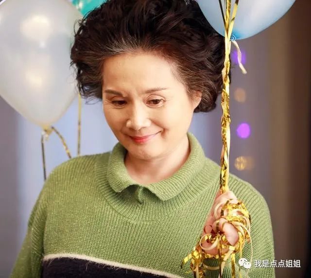 丝巾时髦搭配_丝巾配什么衣服_怎样搭配丝巾好看