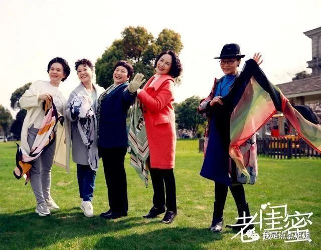 怎样搭配丝巾好看_丝巾配什么衣服_丝巾时髦搭配