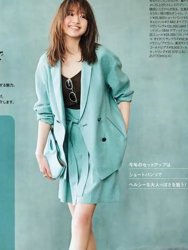 搭配丝巾时髦的衣服_怎样搭配丝巾好看_丝巾时髦搭配