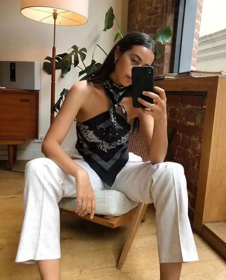 怎样搭配丝巾好看_搭配丝巾时髦的衣服_丝巾时髦搭配