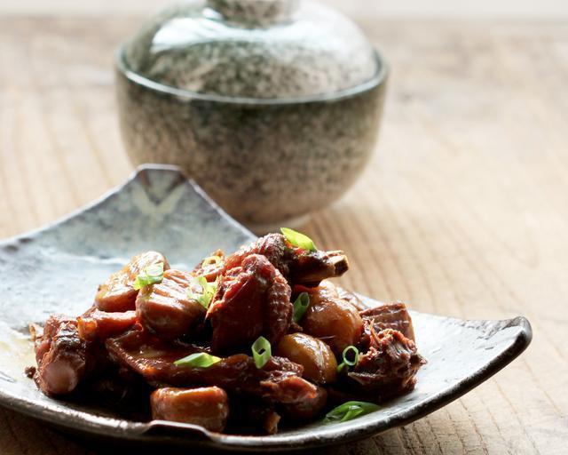 板栗烧肉需要加糖吗_板栗烧肉的做法最正宗的做法_板栗烧肉板栗要先煮熟吗