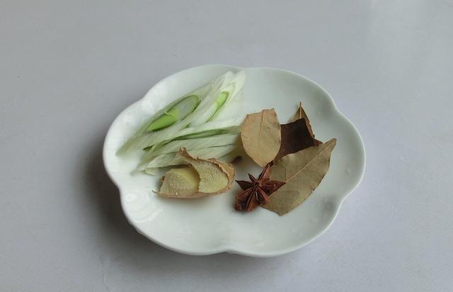板栗烧肉板栗要先煮熟吗_板栗烧肉的做法最正宗的做法_板栗烧肉需要加糖吗