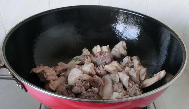 板栗烧肉的做法最正宗的做法_板栗烧肉板栗要先煮熟吗_板栗烧肉需要加糖吗