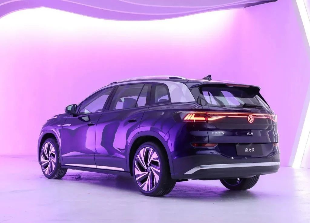 后尾灯又扁又长suv是什么车_尾灯是椭圆的车_尾灯两个扁长方形