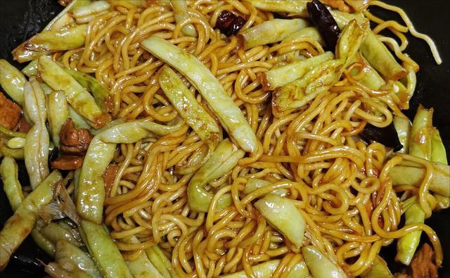面焖面的做法_焖面的面怎么和_豆角面焖面