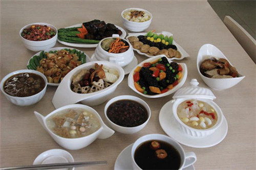 产妇出了月子吃什么饭_出了月子的产妇食谱大全及做法_产妇出月子后的食谱
