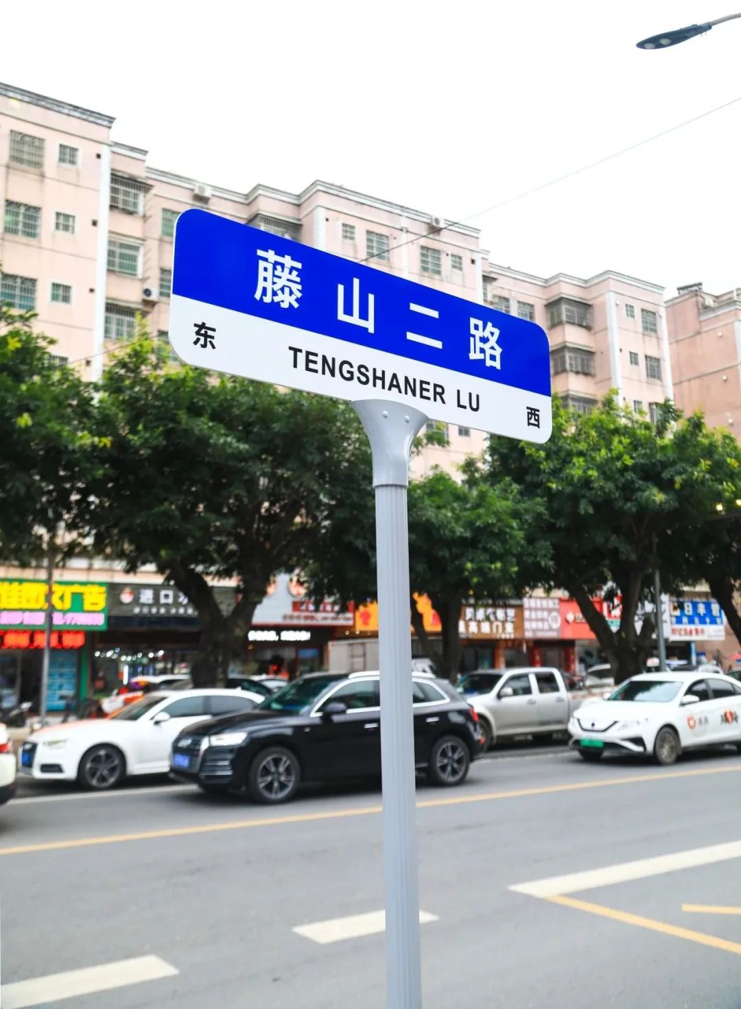 路名牌安装视频_名牌规范安装路灯图片_路名牌安装规范
