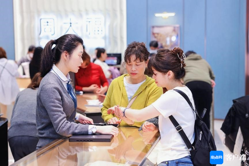 游客购物中。cdf三亚国际免税城供图