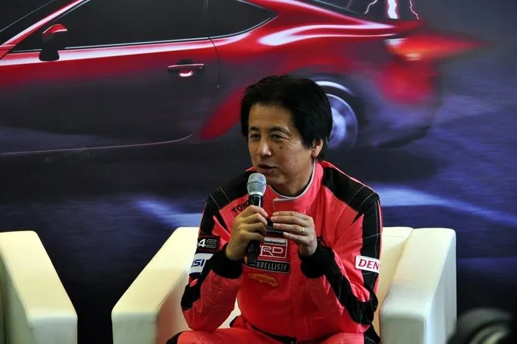 30万左右跑车_跑车左右的两个拨片是什么功能_跑车是右边驾驶位吗