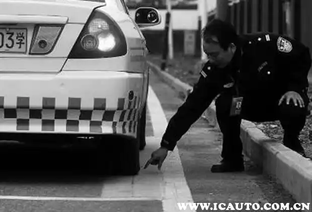 普桑靠边停车30公分技巧_新普桑侧方停车尺寸_停车30公分的技巧