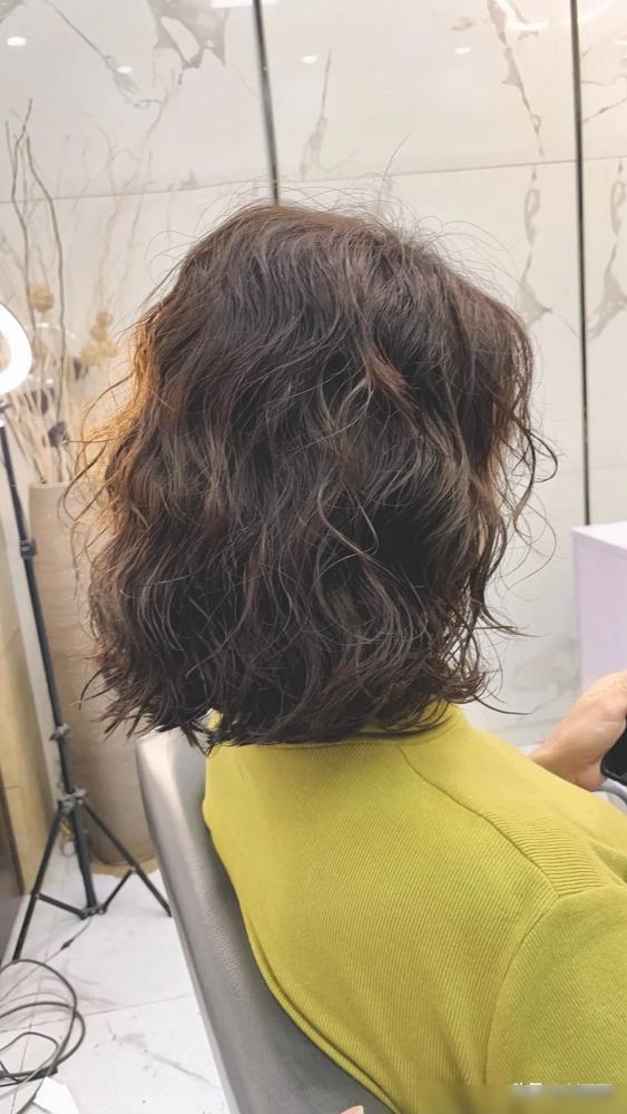 长发女士烫发图片大全_长发女烫发型图片_女士长发烫发图片