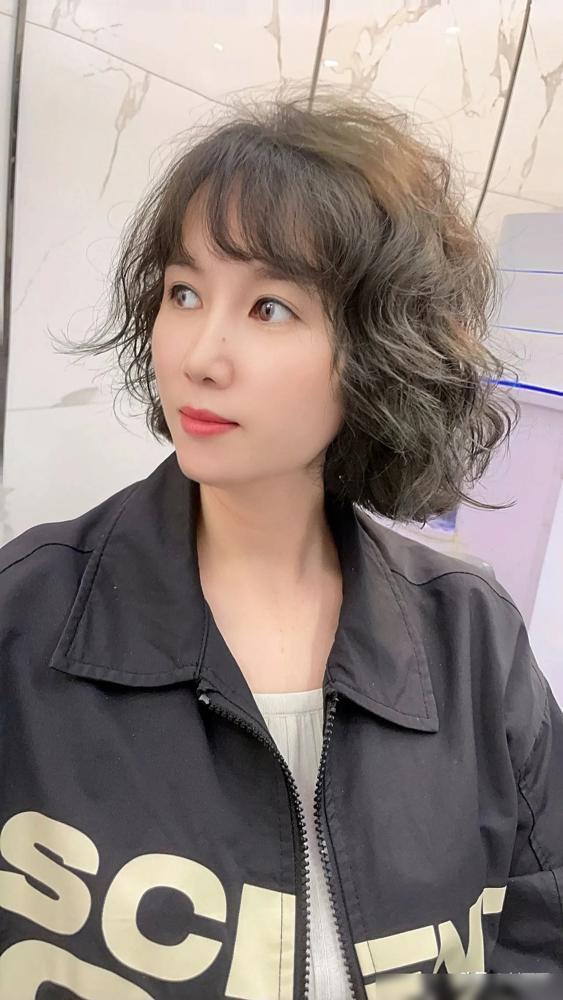 长发女士烫发图片大全_长发女烫发型图片_女士长发烫发图片
