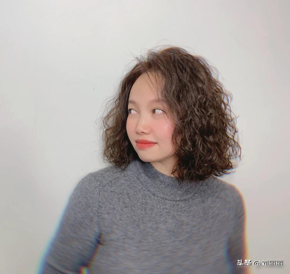 长发女士烫发图片大全_长发女烫发型图片_女士长发烫发图片