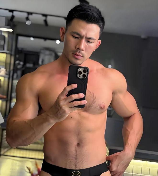男生梳头发往后梳有什么好处_梳男生头发后头皮痒_男生头发向后梳