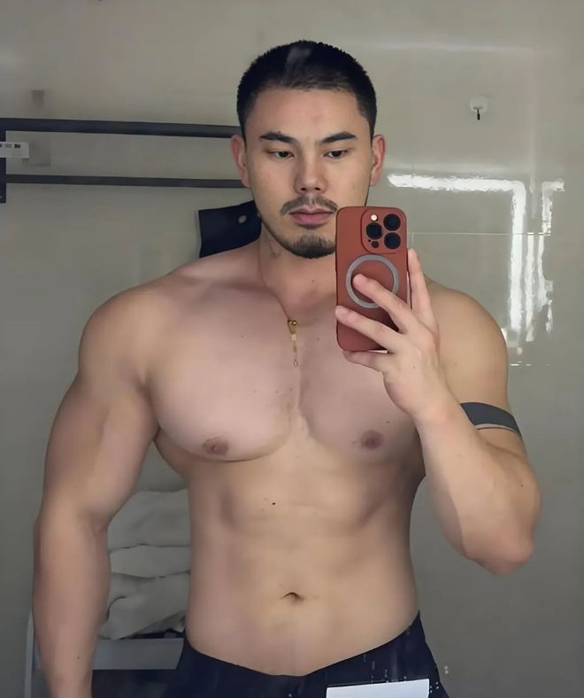 男生梳头发往后梳有什么好处_梳男生头发后头皮痒_男生头发向后梳