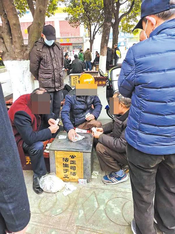 三人地主几张报牌_地主三个人怎么发牌_三人斗地主算牌技巧