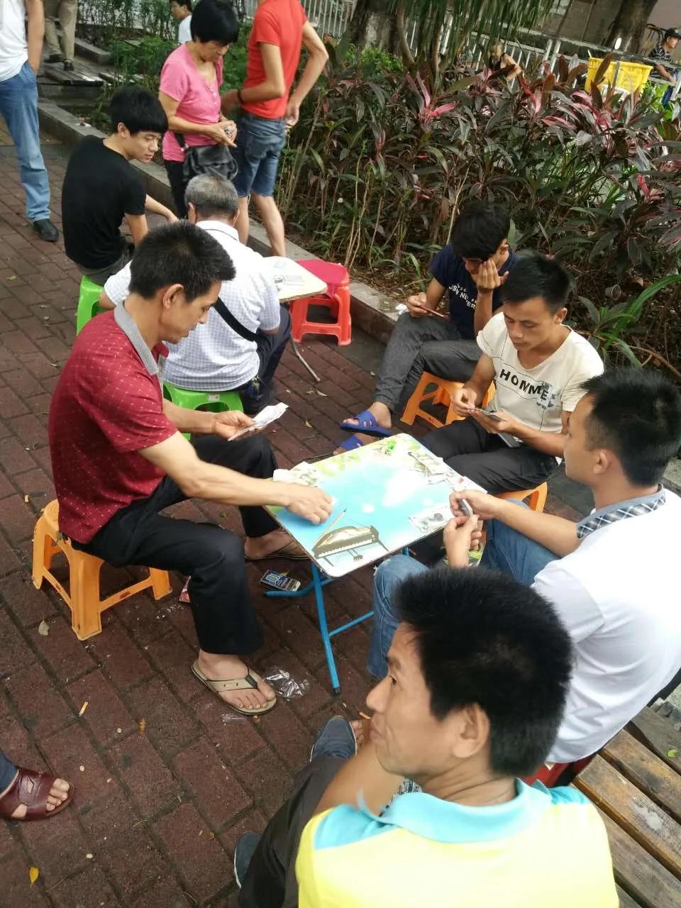 三人地主几张报牌_三人斗地主算牌技巧_地主三个人怎么发牌