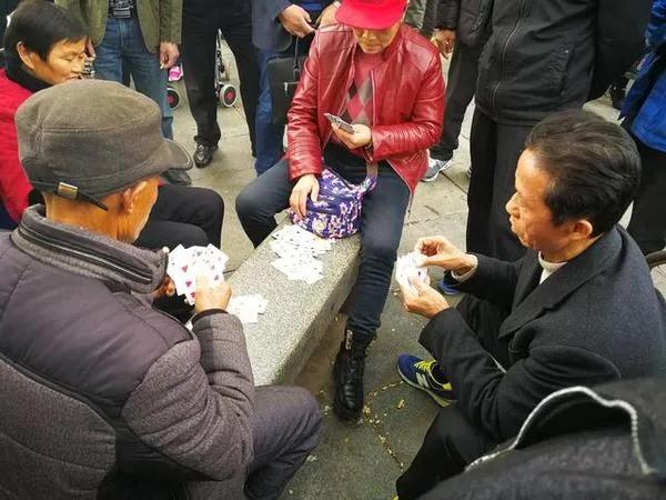 三人地主几张报牌_三人斗地主算牌技巧_地主三个人怎么发牌