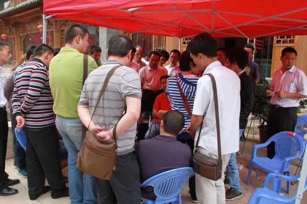 三人地主几张报牌_三人斗地主算牌技巧_地主三个人怎么发牌